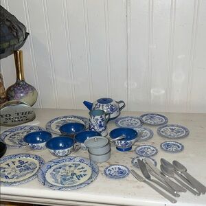 Vintage Ohio Art Blue Willow child tin tea set